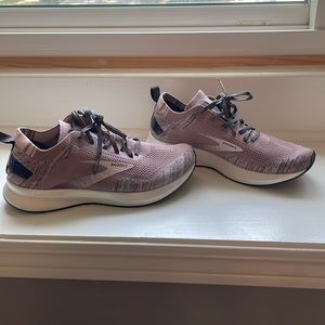 WORN ONCE. BROOKS WOMENS RUNNING SHOES. Size 9.5